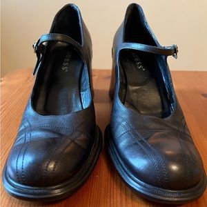 Gorgeous Guess Mary Jane’s, Black Leather. Size 8.5